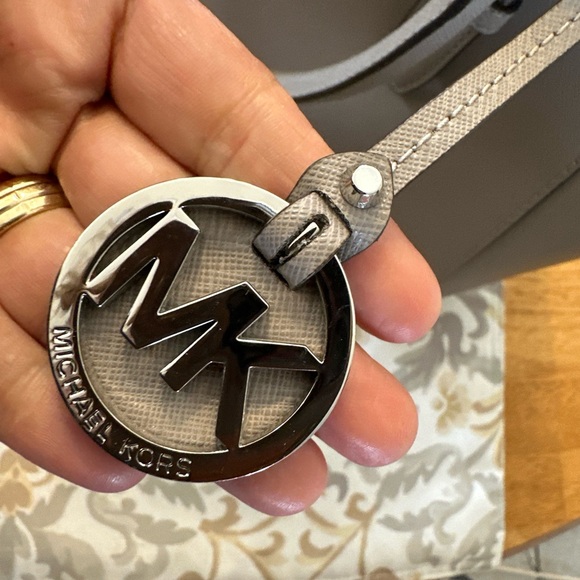 Michael korks , basically new I never used honestly , is in perfect condition - Picture 5 of 9